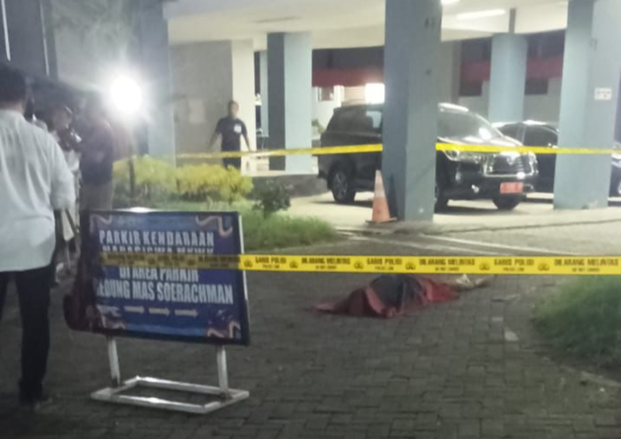 Mahasiswa Jember, Loncat dari lantai 8