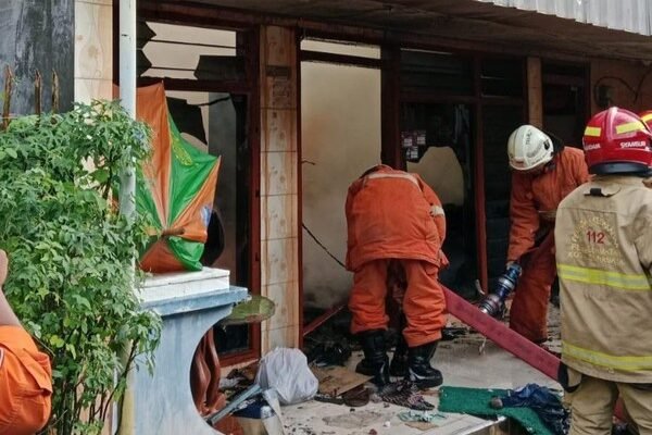 Gegara Lupa Matikan Obat Nyamuk, Rumah di Surabaya Ludes Terbakar