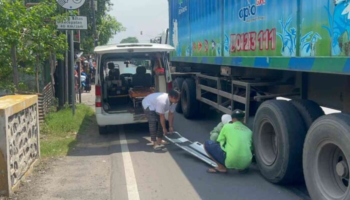 Emak-Emak di Mojokerto Tewas Dilindas Truk Kontainer saat Jemput Anaknya Sekolah