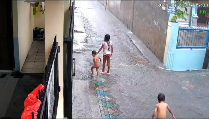 Main Hujan-hujanan, Balita di Surabaya Hanyut ke Selokan