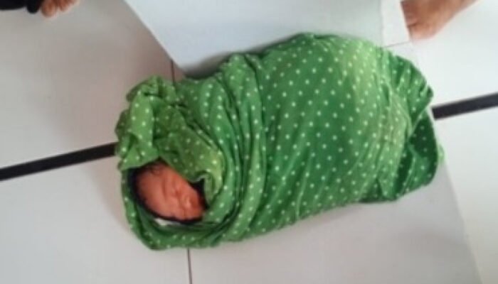 Gempar! Bayi Laki-laki Ditemukan di Teras Masjid Sumenep, Diduga Dibuang