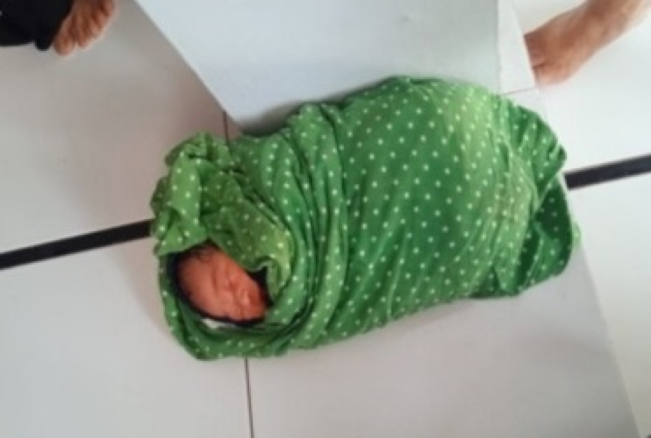 Bayi laki-laki, Dibuang di teras masjid