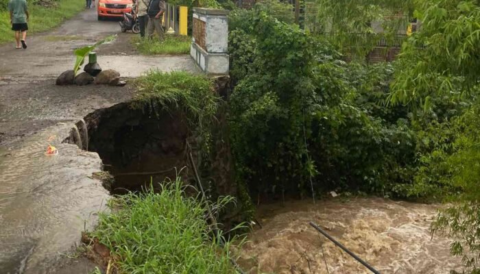 Hujan Lebat Sebabkan Jalan di Pungging Mojokerto Tergerus Longsor