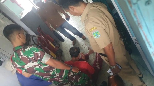 Pria dihajar warga, Kepergok curi helm