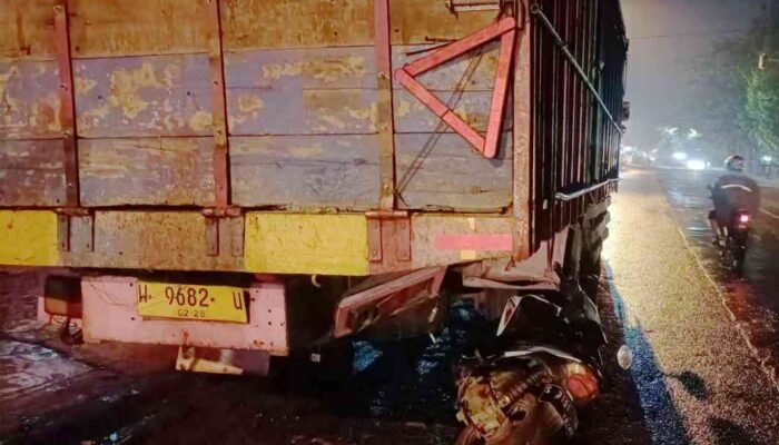 Tabrak Dump Truk Parkir, Dua Remaja Dilarikan ke Rumah Sakit