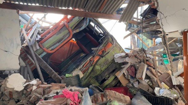 Truk muat beras, Truk tabrak rumah