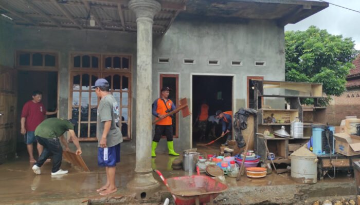Dua Rumah Warga di Blitar Hanyut Diterjang Banjir
