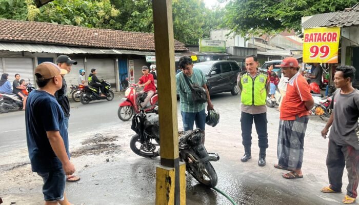 Suzuki Thunder Terbakar di Ngoro, Pengendara Kabur Tinggalkan Motor