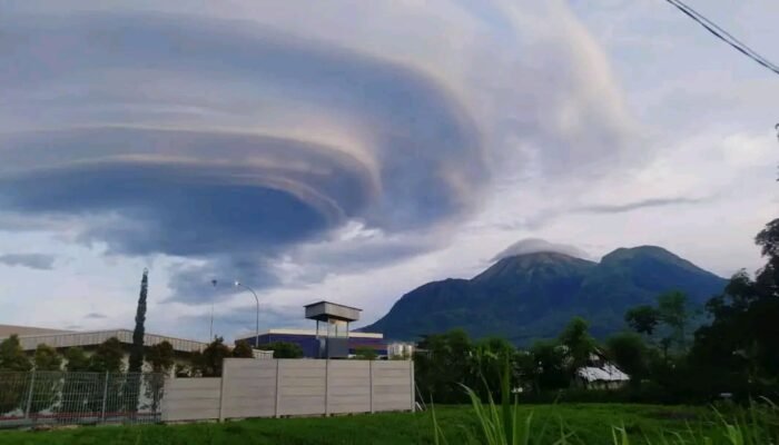 Keajaiban Alam! Awan Lentikularis Mirip UFO Hiasi Langit Mojokerto