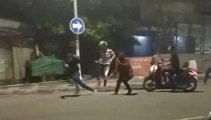 Pemotor yang Dibacok Gerombolan Gengster di Surabaya Ternyata Suporter Bola