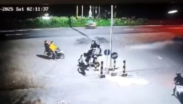 Begal Bersenjata Rampas Motor Remaja di Mojokerto, Rekaman CCTV Viral