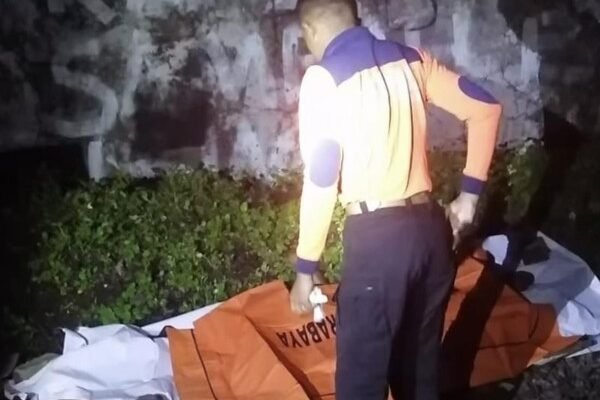 Tragis! Wanita Tanpa Identitas Tewas Tersambar Kereta Api di Surabaya