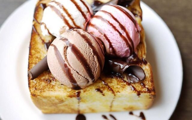 Sensasi Nikmat Roti Bakar dengan Topping Es Krim