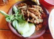 Nikmati Kuliner Khas Trowulan di Warung Sambel Wader Depan Kolam Segaran