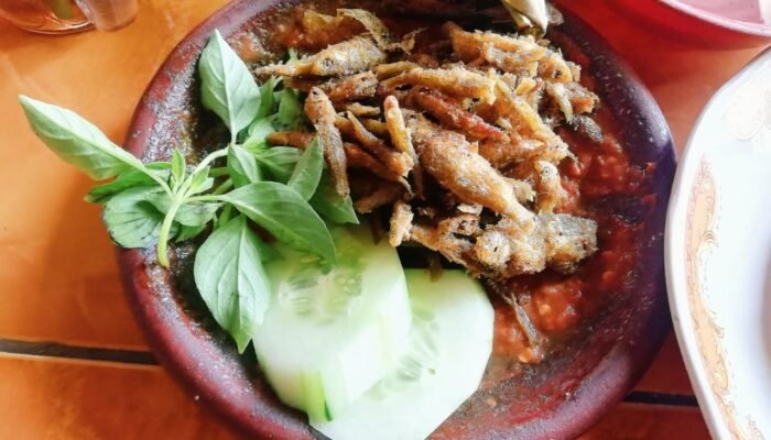 Nikmati Kuliner Khas Trowulan di Warung Sambel Wader Depan Kolam Segaran