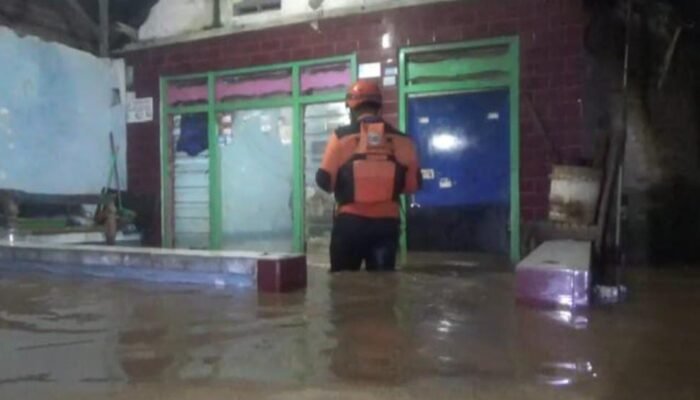 Derita Warga Mojoagung: Banjir Besar Paksa Pengungsian Massal ke Alun-Alun