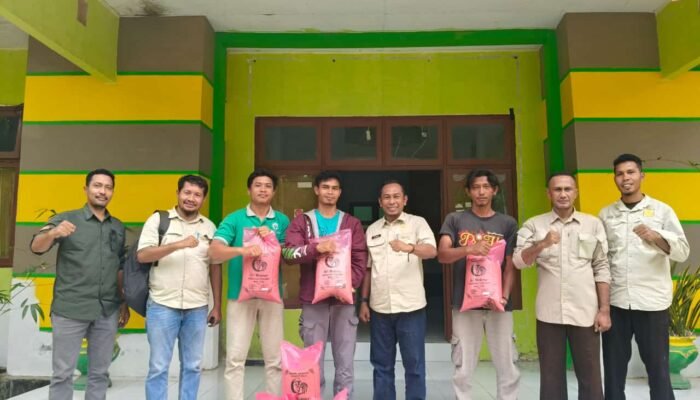 Dinas Pertanian Halteng Berikan Bantuan Benih Padi Varietas Inpari 32 Kepada Petani Weda Selatan 