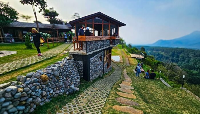 Black Dew Kafe, Tempat Nongkrong Hits di Pacet dengan Pemandangan Mempesona