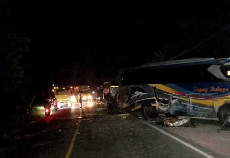 Kecelakaan beruntun, Bus vs Truk