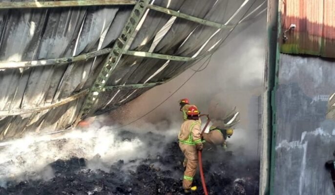 Pabrik Plastik di Jombang Ludes Terbakar, Asap Tebal Membumbung Tinggi ke Udara