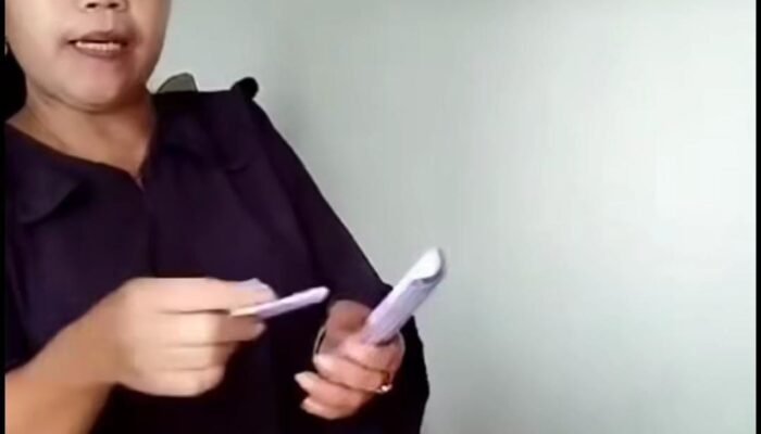 Ibu di Lumajang Berbelanja dengan Uang Mainan, Viral di Media Sosial