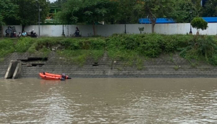 Pria Diduga Tercebur di Kali Jagir Surabaya, Tim SAR Lakukan Pencarian