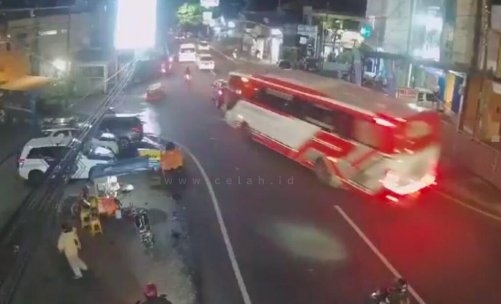 Bus kecelakaan, Berita batu