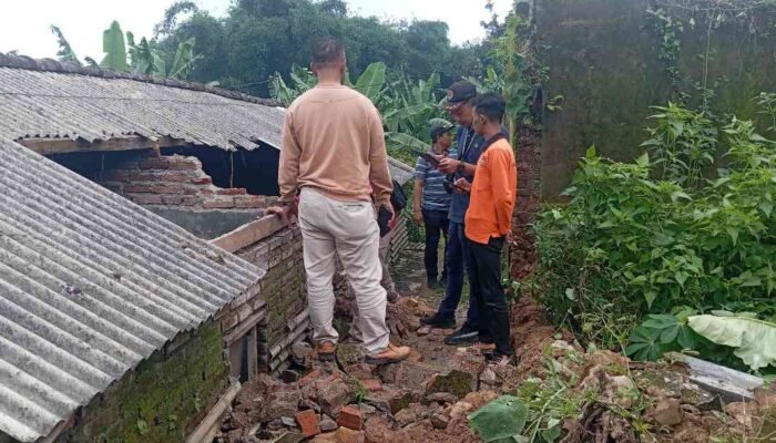 Tembok Rumah Kosong di Mojokerto Roboh, 3 Orang Luka Parah