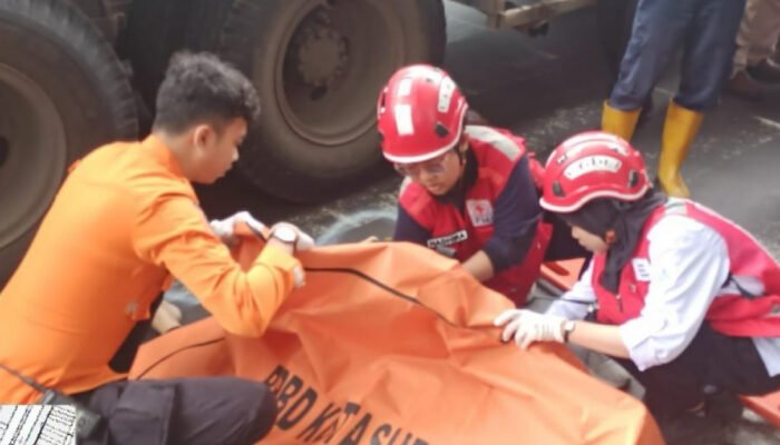 Pria Lanjut Usia Tewas Tertabrak Truk Trailer di Jalan Perak Timur