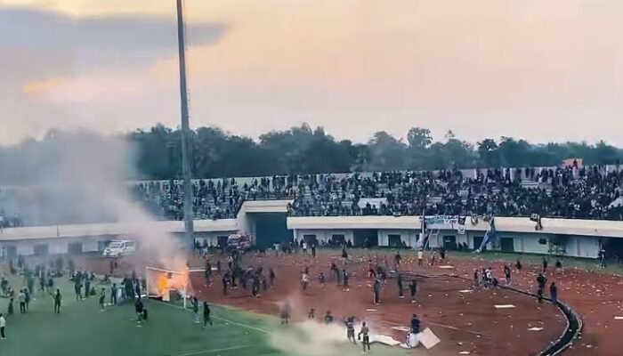 Laga Persela vs Persijap Berujung Ricuh, Suporter Turun ke Lapangan