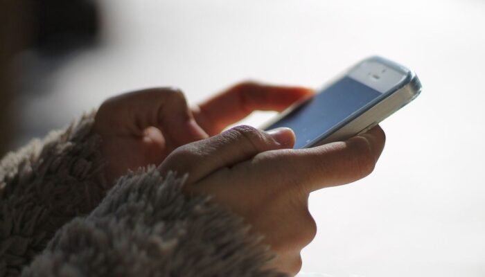 Fenomena Doomscrolling: Kebiasaan Mengonsumsi Berita Negatif yang Berbahaya