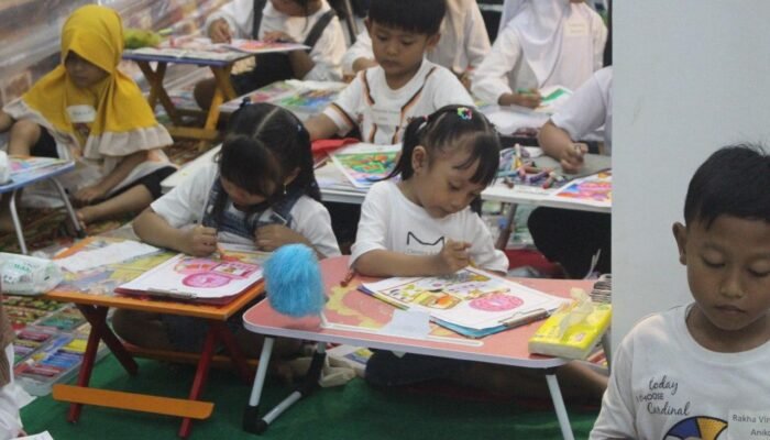 Lomba Mewarnai di Toko Oleh-oleh Elina Mojokerto Diserbu Peserta