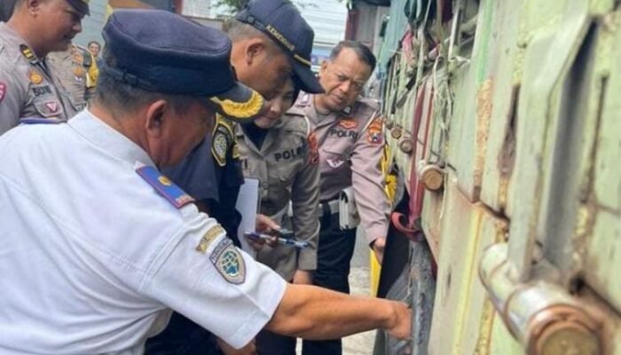 Polisi Gelar Ramp Check Angkutan Barang di Pabrik Sepatu Kota Mojokerto