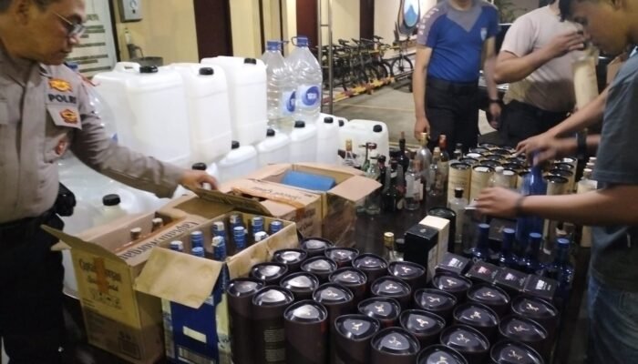 Polisi Gerebek Pabrik Miras Oplosan di Mojokerto, Seorang Wanita Diamankan