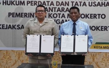 Pj Wali Kota Mojokerto, Moh Ali Kuncoro, Kajari Kota Mojokerto, Bobby Ruswin, MoU Pendampingan Hukum [foto: Dwi Yuliyanto]