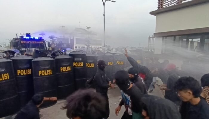 Demo Tolak UU TNI di Bojonegoro Ricuh, Massa dan Polisi Saling Dorong-Lempar Batu