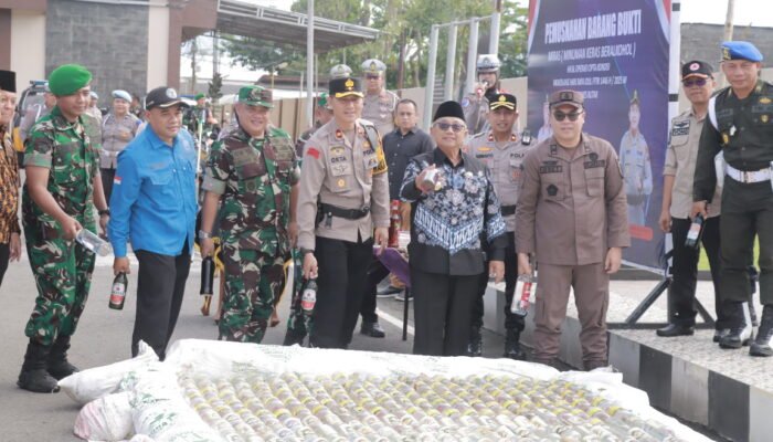Polres Blitar Musnahkan Ribuan Botol Miras, Tegaskan Komitmen Berantas Peredaran Ilegal