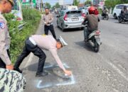 Kasat Lantas Polres Mojokerto dan Dishub Lakukan Penandaan Jalan Berlubang di Simpang 5 Kenanten  