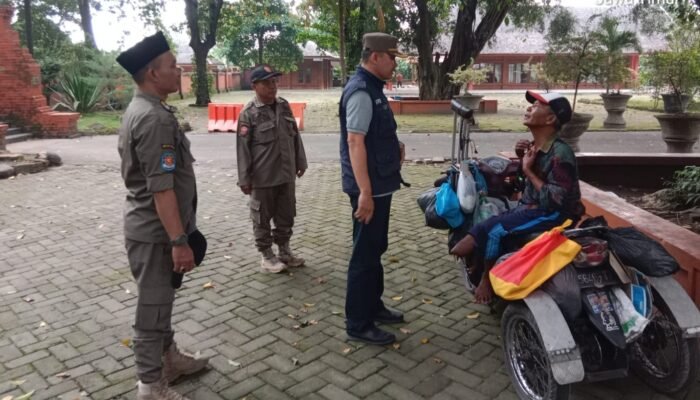 Puluhan Pengemis Terjaring Razia Satpol PP di Wisata Religi Trowulan