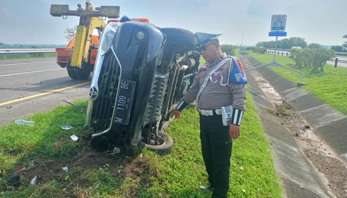 Ban Pecah, Mobil Pemudik Terguling di Tol Jombang, Satu Penumpang Luka Serius