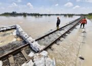 Tanggul Jebol di Grobogan, Jalur Kereta Api Semarang-Surabaya Lumpuh