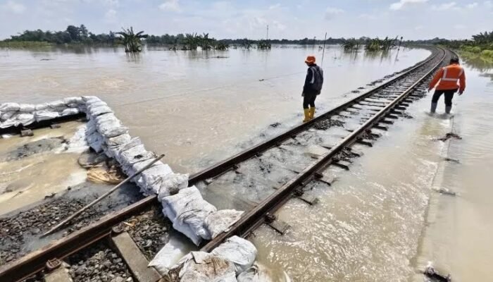 Tanggul Jebol di Grobogan, Jalur Kereta Api Semarang-Surabaya Lumpuh
