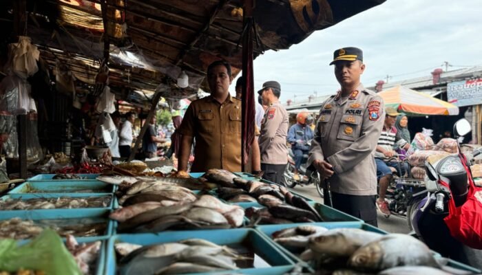 Kapolres Mojokerto Kota Blusukan ke Pasar, Cek Harga Bahan Pokok Jelang Lebaran