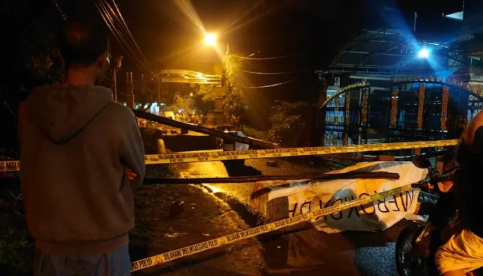 Jembatan Penghubung di Mojokerto Ambruk Diterjang Derasnya Sungai Sumber Kembar