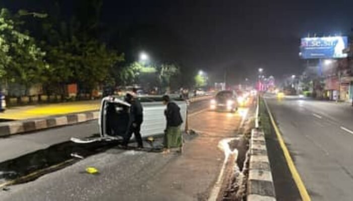 Minibus Terguling di Flyover Waru, Pengemudi Diduga Mengantuk