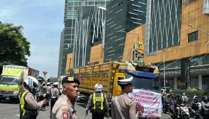 Ratusan Sopir Truk Geruduk DPRD Jatim, Tolak Pembatasan Angkutan Lebaran 2025