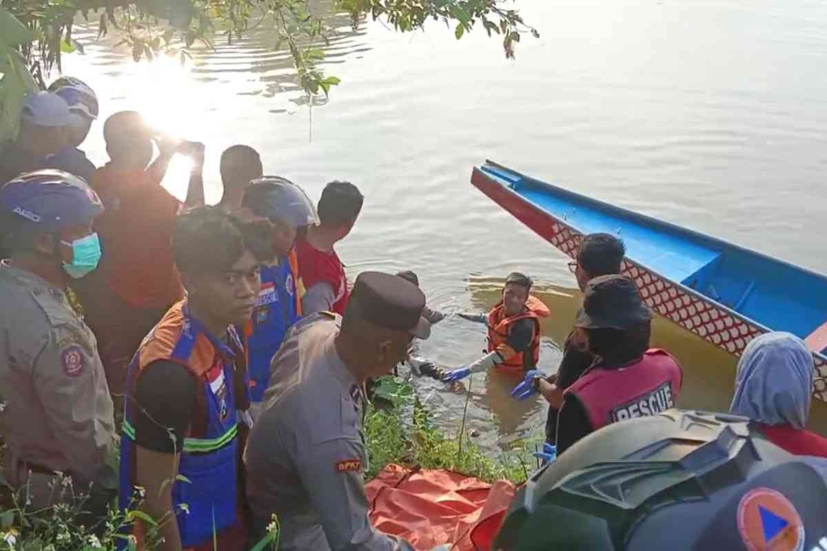 Petugas mengevakuasi jenazah pria dari Sungai Ngotok di kawasan Prajurit Kulon, Mojokerto. Korban ditemukan oleh atlet dayung saat latihan rutin.