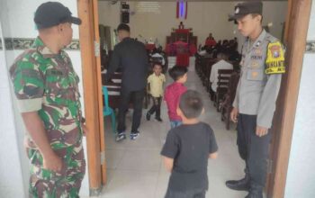 Personel Polres Mojokerto Kota berjaga di depan gereja saat pengamanan ibadah Paskah 2025
