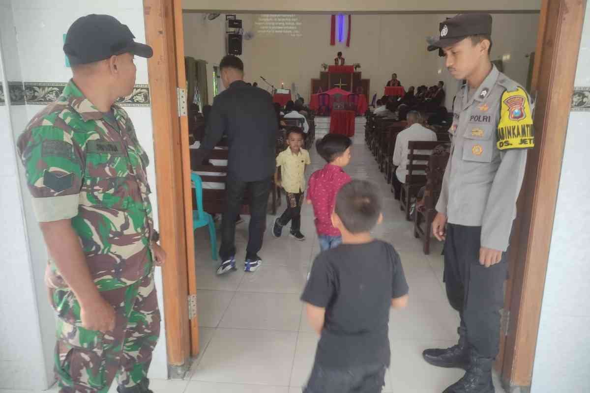 Personel Polres Mojokerto Kota berjaga di depan gereja saat pengamanan ibadah Paskah 2025