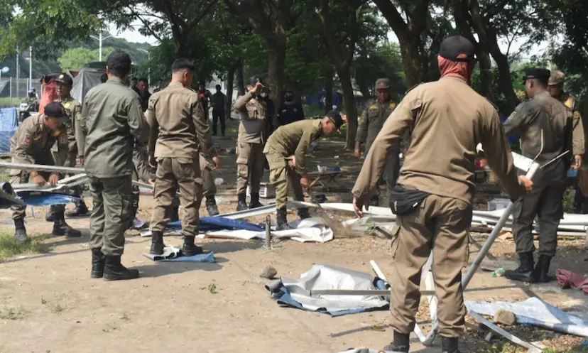 Petugas Satpol PP Surabaya menertibkan PKL di bawah Jembatan Suramadu